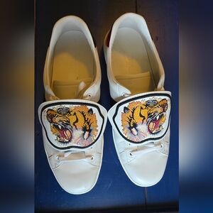Gucci White Leather Low-Top Sneakers with Embroidered Tiger Patches